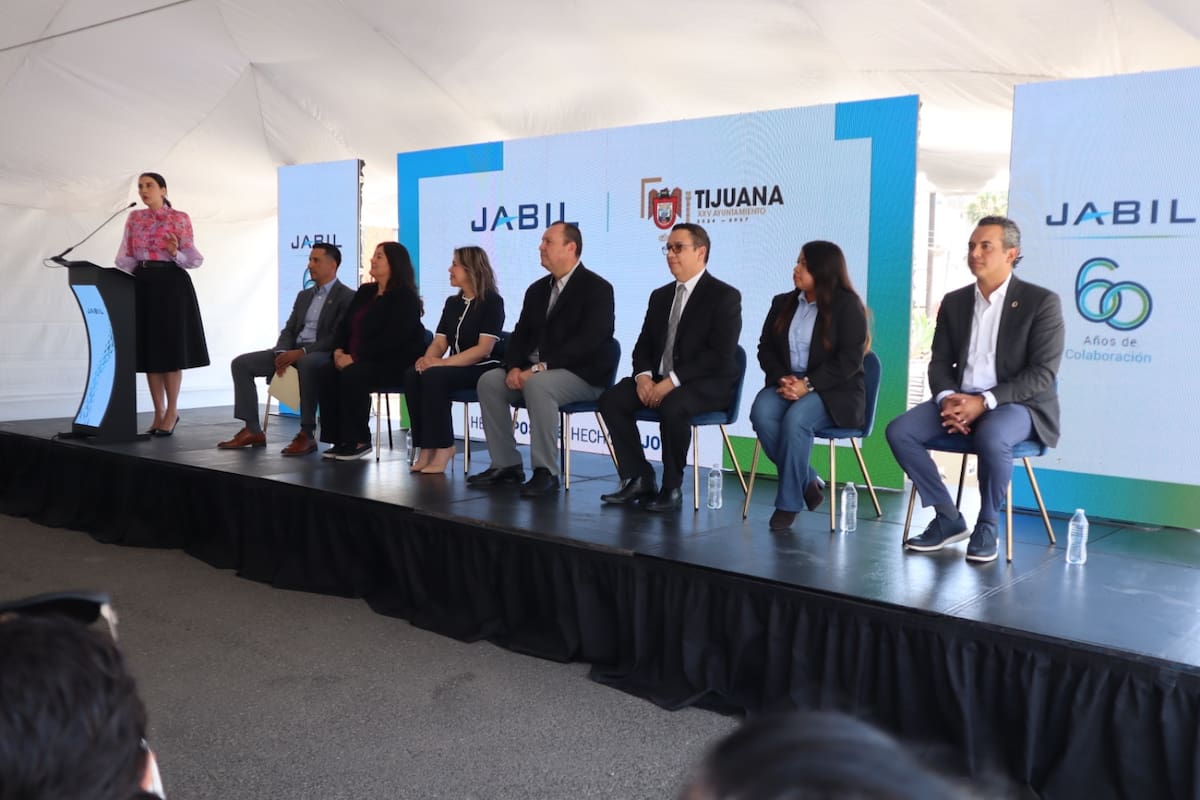 La entrega de apoyos busca fortalecer la detección oportuna del cáncer de mama entre mujeres trabajadoras de la ciudad. Foto: Cortesía