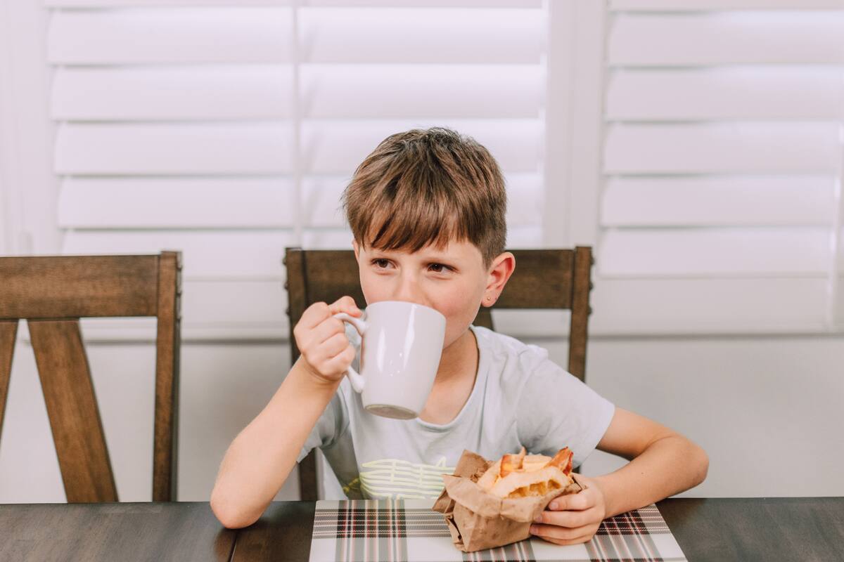 ¿Es buena idea que los niños tomen café? El debate sigue abierto