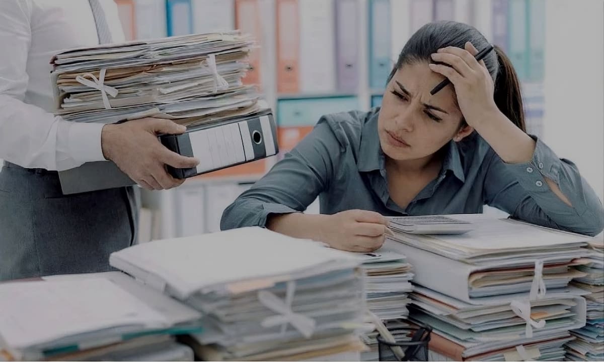 De acuerdo a las autoridades laborales, el 65% de los trabajadores atendidos por problemas de salud mental son mujeres. Foto: Generada con IA