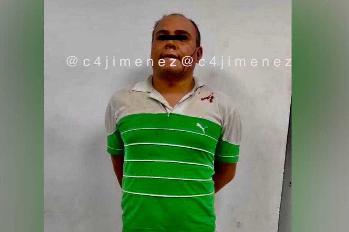 Hombre golpea a policías tras detenerlo por no usar casco