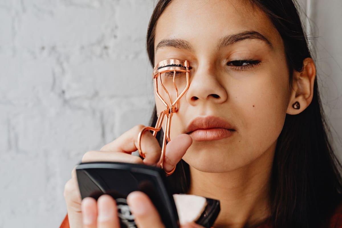 ¿Cuándo deberías reemplazar tu enchinador de pestañas?