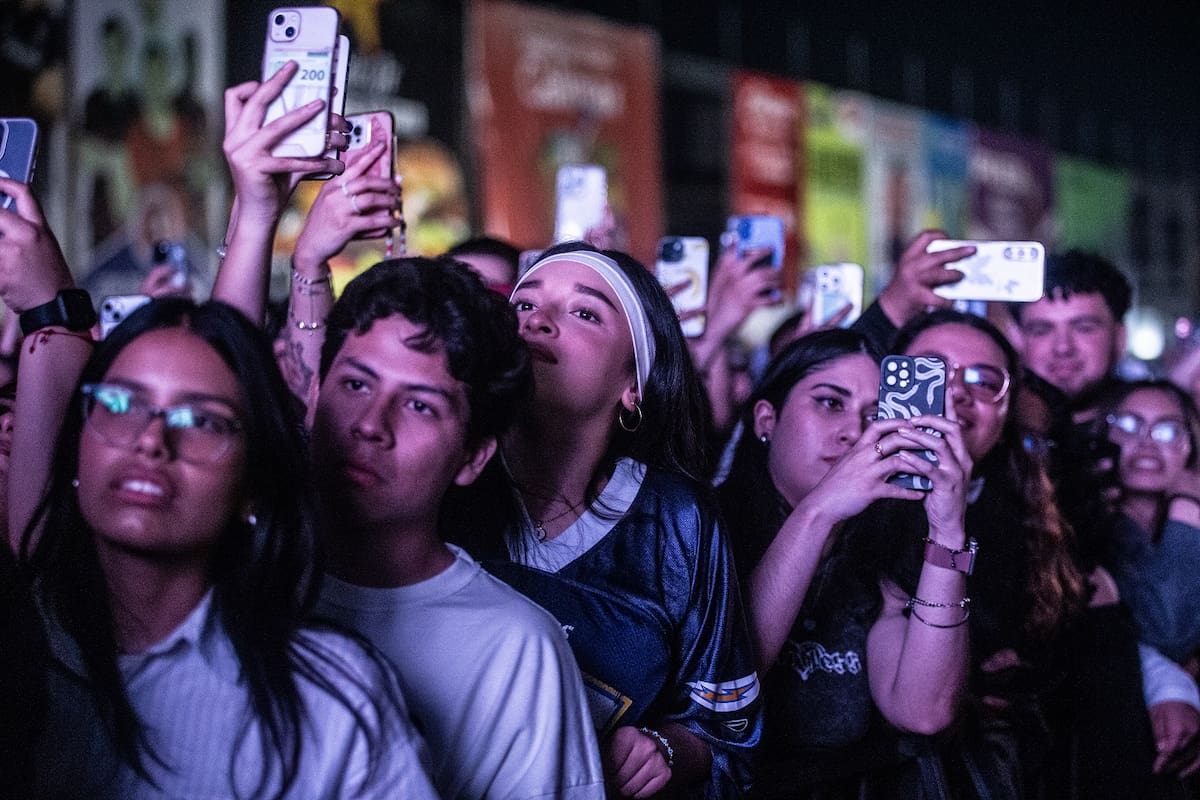 El concierto reunió a más de 5 mil personas, en su mayoría jóvenes entre los 18 y 25 años.