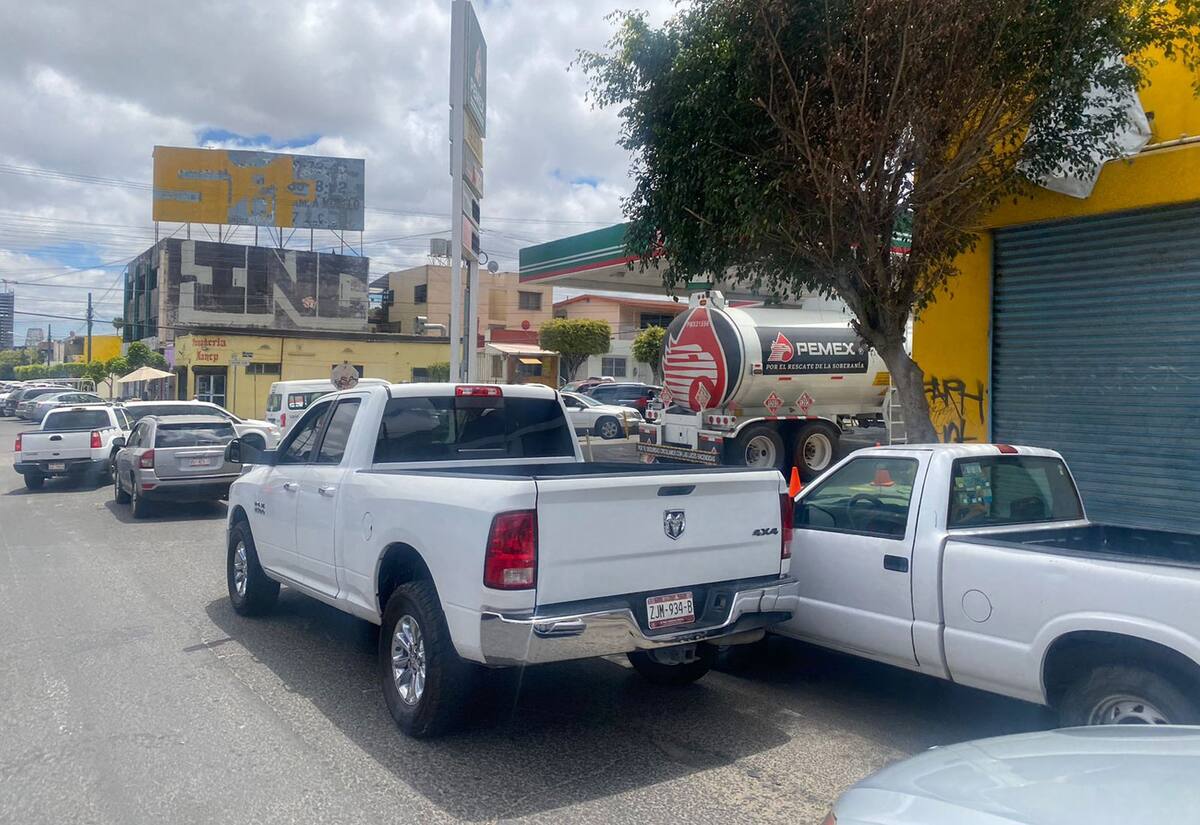 A la llegada de la pipa de Pemex comenzaron las filas de vehículos.