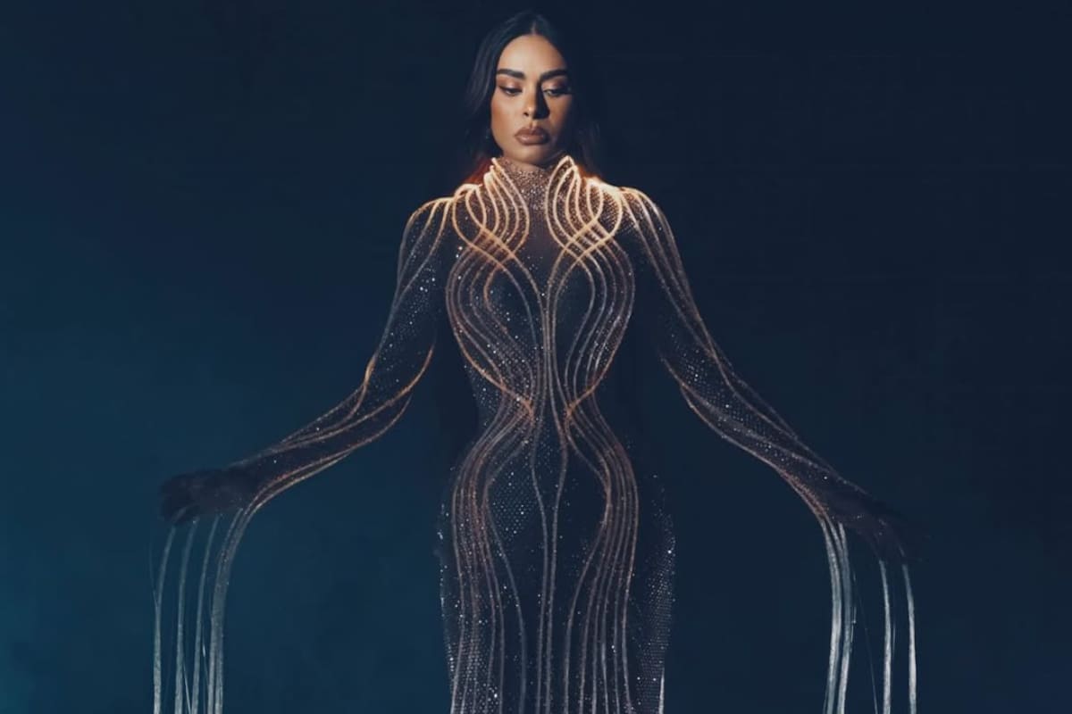 Galilea Montijo inaugura La Casa de los Famosos México 2026 con un vestido tipo second skin de 65,000 microcristales que brilló en dorado, plata y azul