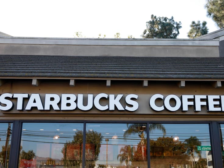 En 65 tiendas en EEUU trabajadores de Starbucks inician una huelga indefinida