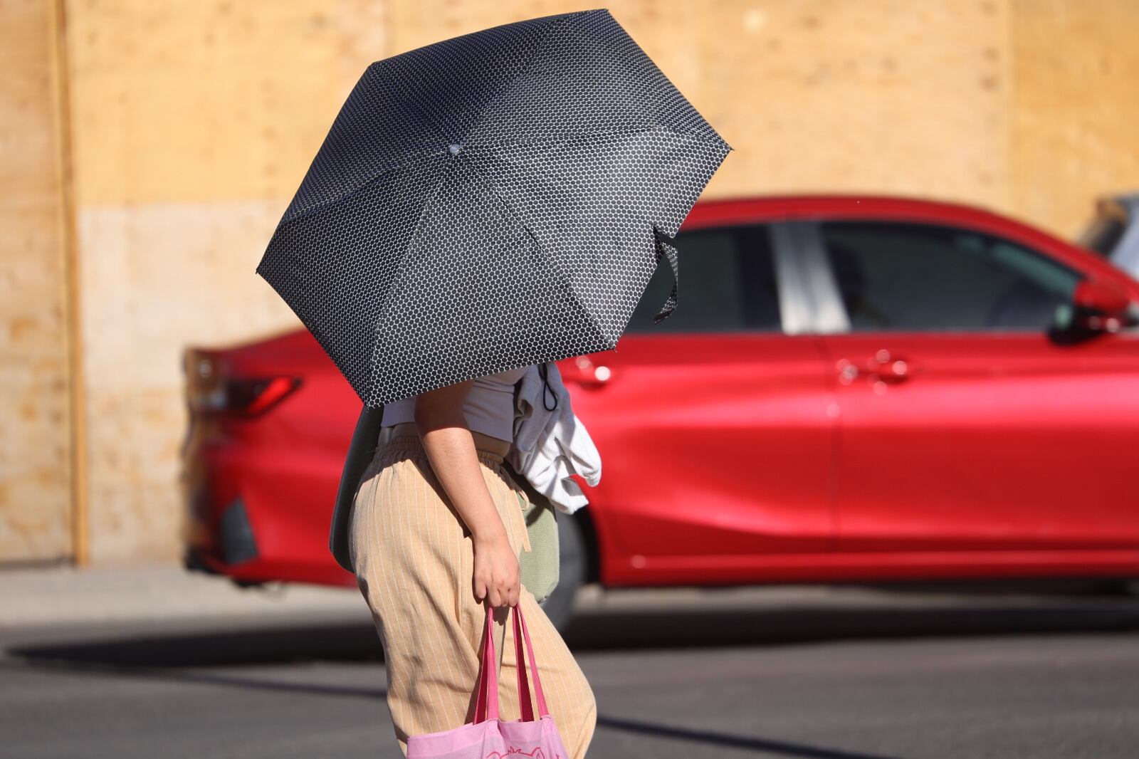 Una joven se cubre del Sol en Hermosillo, Sonora durante un caluroso día. | Julián Ortega