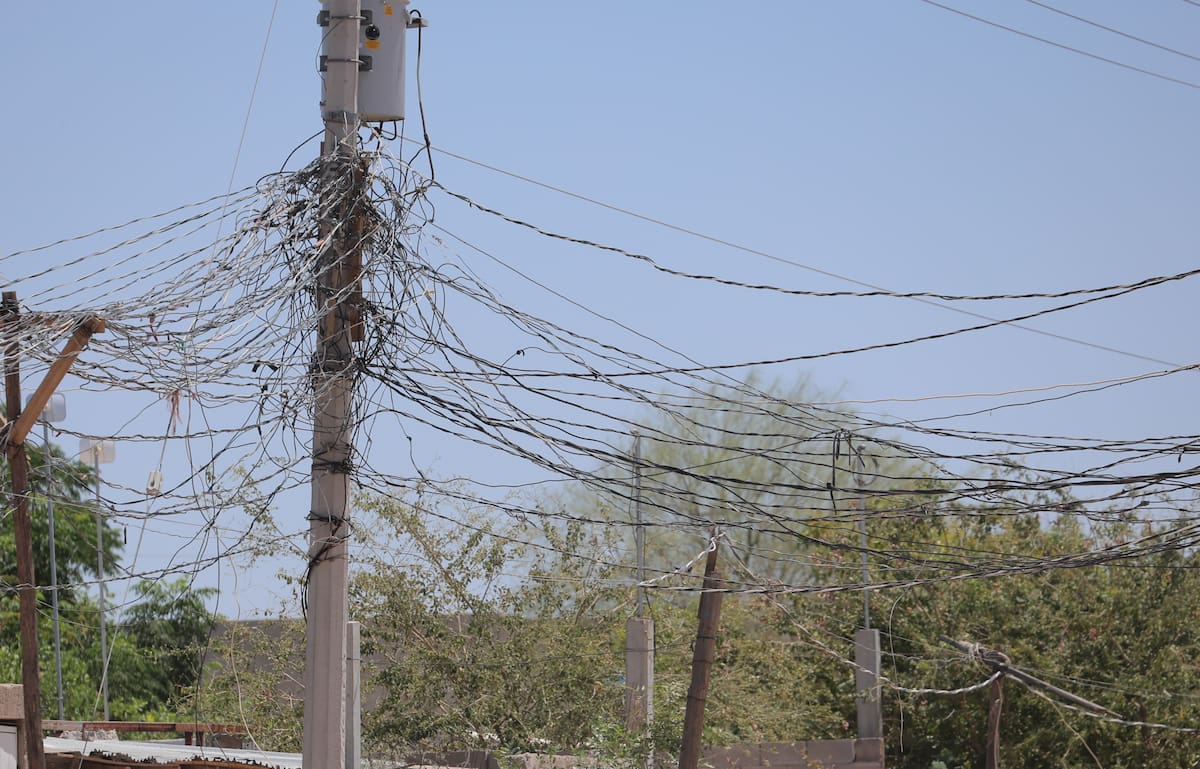 Las conexiones eléctricas improvisadas pueden quedar expuestas al agua y representar un riesgo para familias y cuerpos de emergencia durante las lluvias. FOTO: BANCO DIGITAL GH