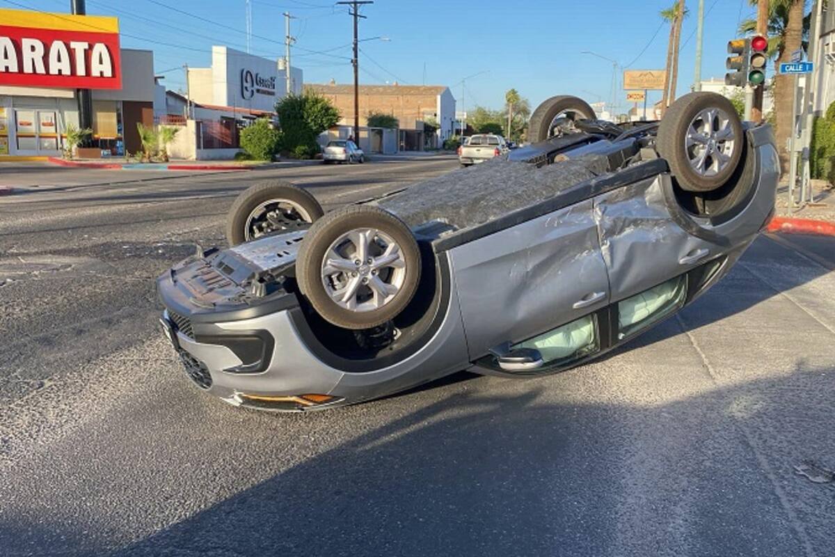No respeta el semáforo en rojo y vuelca su vehículo