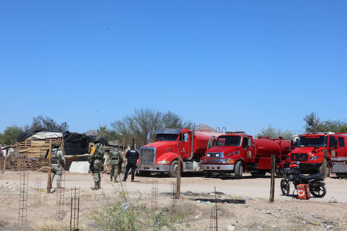 Bomberos de Hermosillo sofocaron el incendio que consumió tres viviendas en la invasión Tres Reinas.