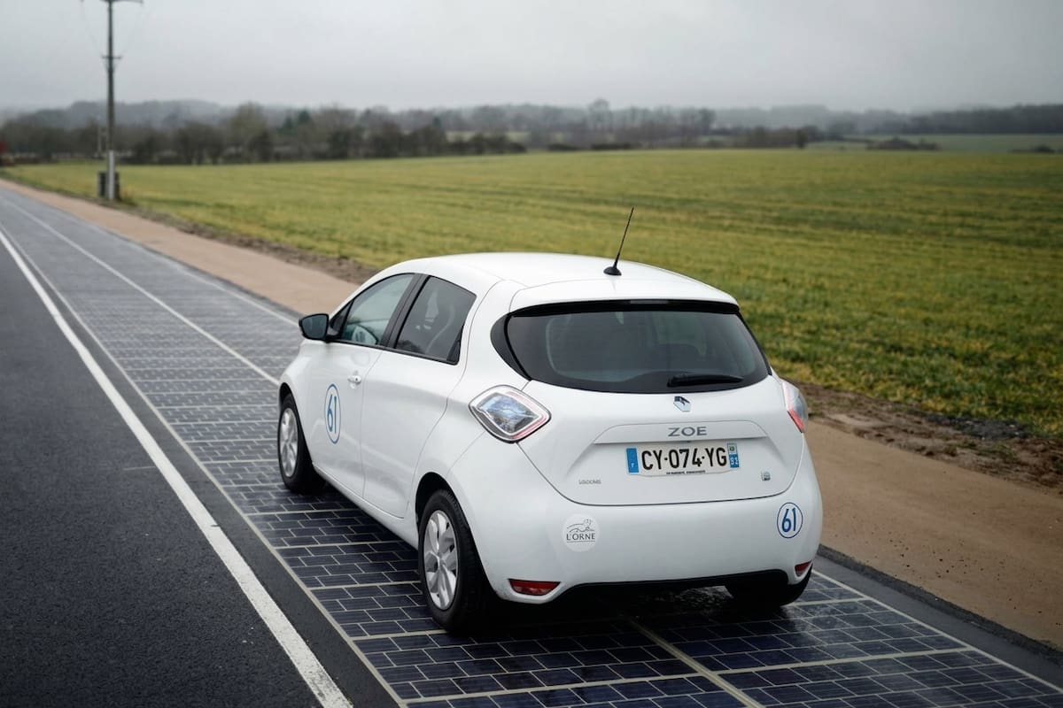 Francia cubrió una carretera con paneles solares para generar electricidad sobre el asfalto, pero el tráfico y la suciedad dañaron la tecnología y terminó siendo retirada por completo en 2024