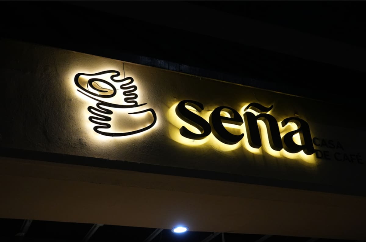 Ubicada en el Centro Comercial Insurgentes, Seña Casa de Café ofrece un espacio de inclusión donde personas sordas y oyentes conviven, aprenden lengua de señas y comparten experiencias a través del café. Foto: Carlos Cruz