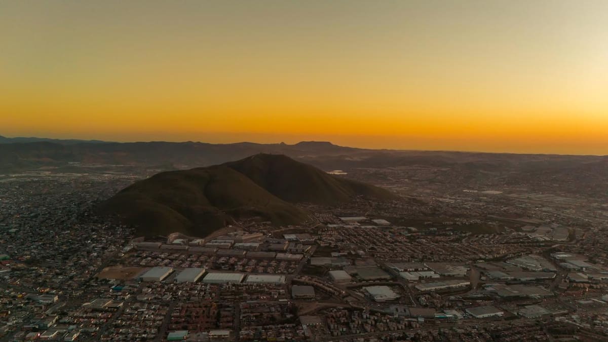 Un atardecer lleno de tonos dorados se registró este martes 3 de febrero, cuando el sol, en forma de círculo naranja. Foto: Border Zoom