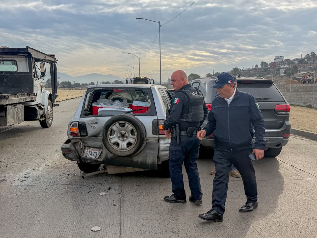 Un choque entre tres vehículos sobre la Vía Rápida Alamar, a la altura de la Universidad Xochicalco, provocó afectaciones al tránsito durante la mañana de este sábado. Foto: Cortesía / Border Zoom