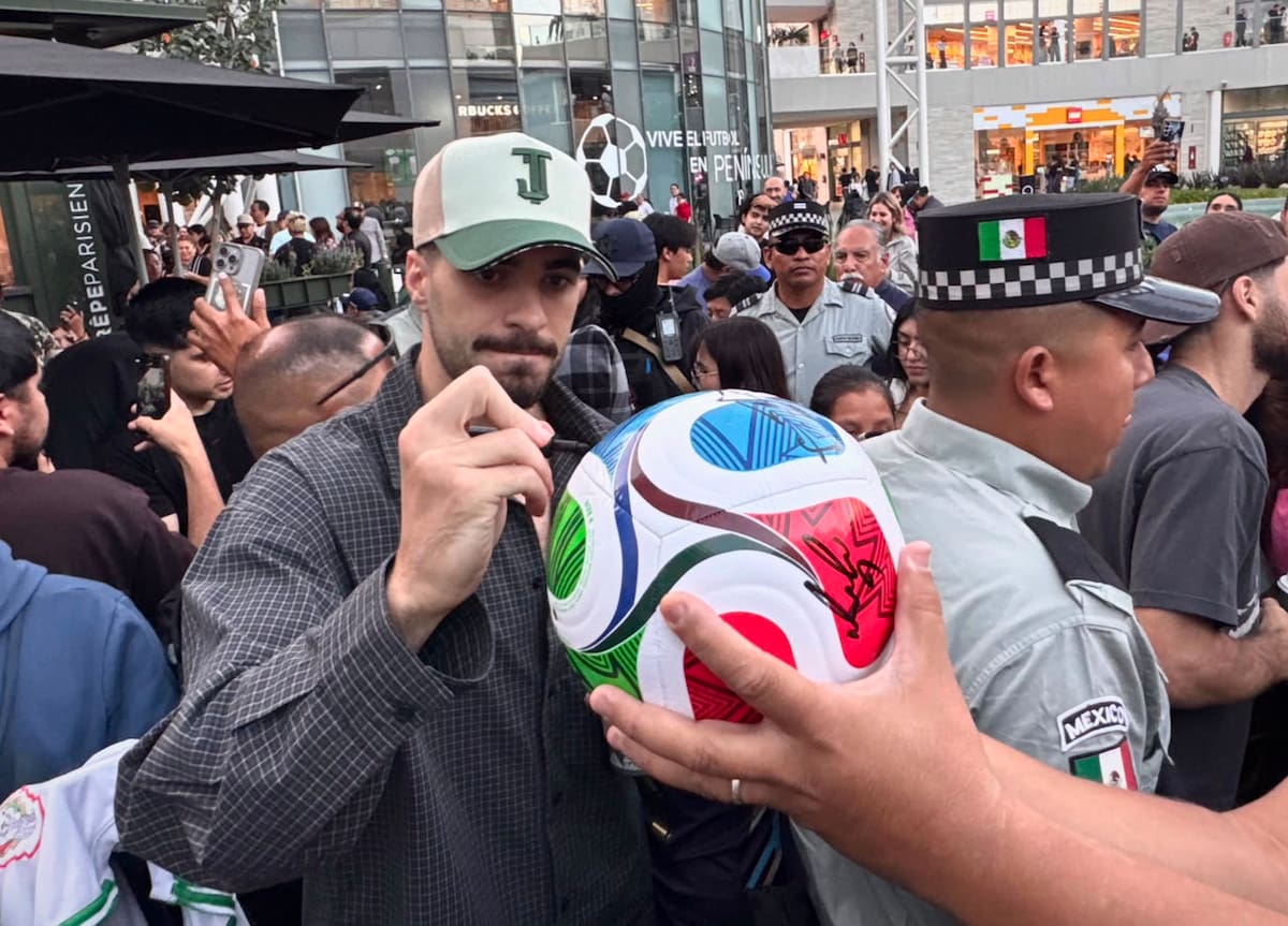 La selección que participó en el Mundial de Futbol 2026 firmó autógrafos horas antes de que abandonen la ciudad. Foto: Border Zoom
