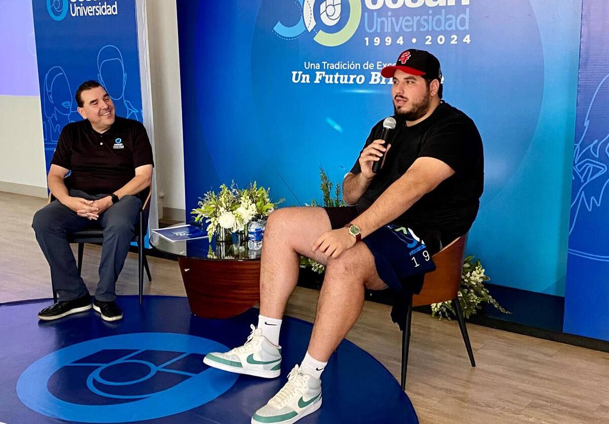 El jugador de futbol americano Alfredo Gutiérrez Urías estuvo como invitado en Cesun Universidad, en el marco de su 30 aniversario.