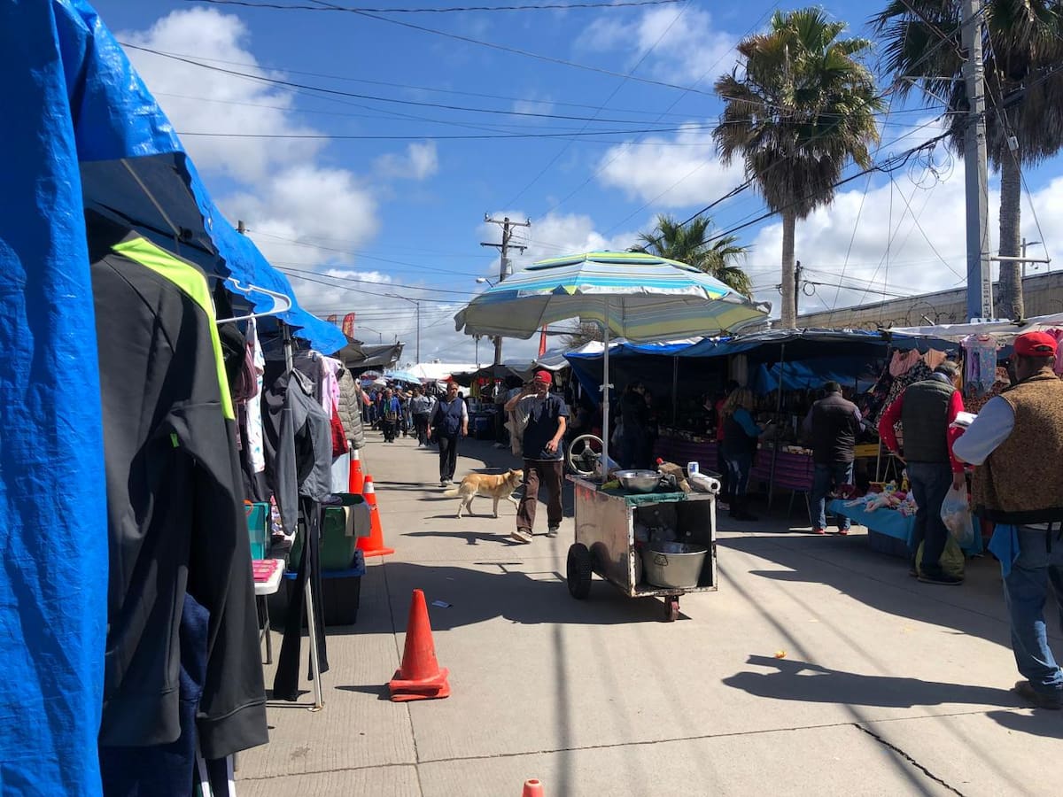 Aunque la tarifa base del permiso anual se mantiene en 21.97 UMA, el cobro ahora se realizará de acuerdo con los metros que ocupe cada puesto en la vía pública. Foto: Carmen Gutierrez