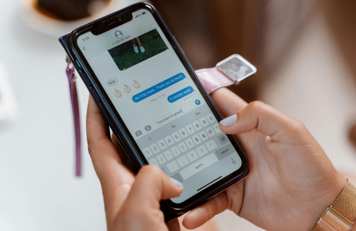 Los mensajes de texto pueden reducir el riesgo cardiovascular en adultos con psoriasis, revela estudio | Foto: Especial (canva)