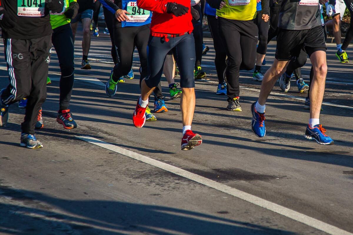 Chino corre maratón en casa para protegerse del coronavirus