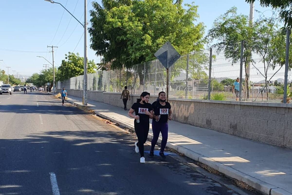 Alumnos de secundaria participan en carrera de 1.2 kilómetros por Día del Estudiante