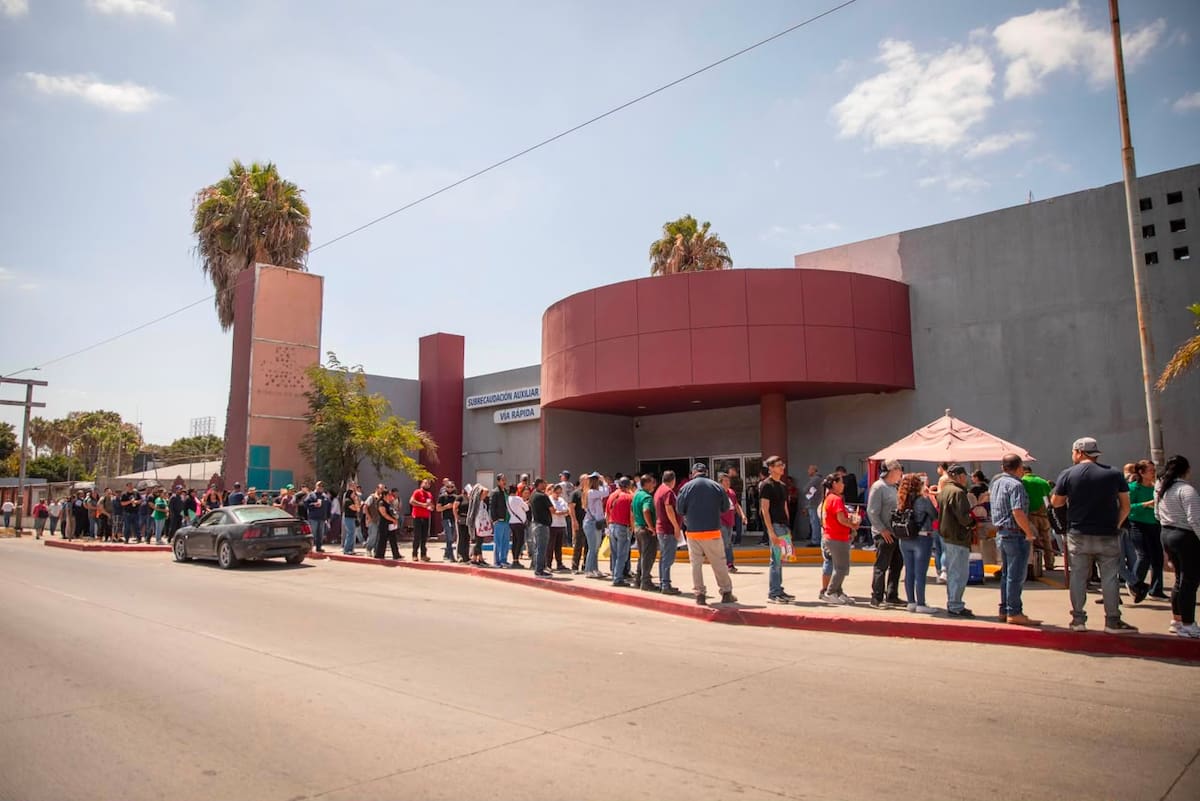 Decenas de contribuyentes acudieron a la Subrecaudación de Rentas del Estado para aprovechar el último día del plazo y evitar multas y recargos. Foto: Border Zoom