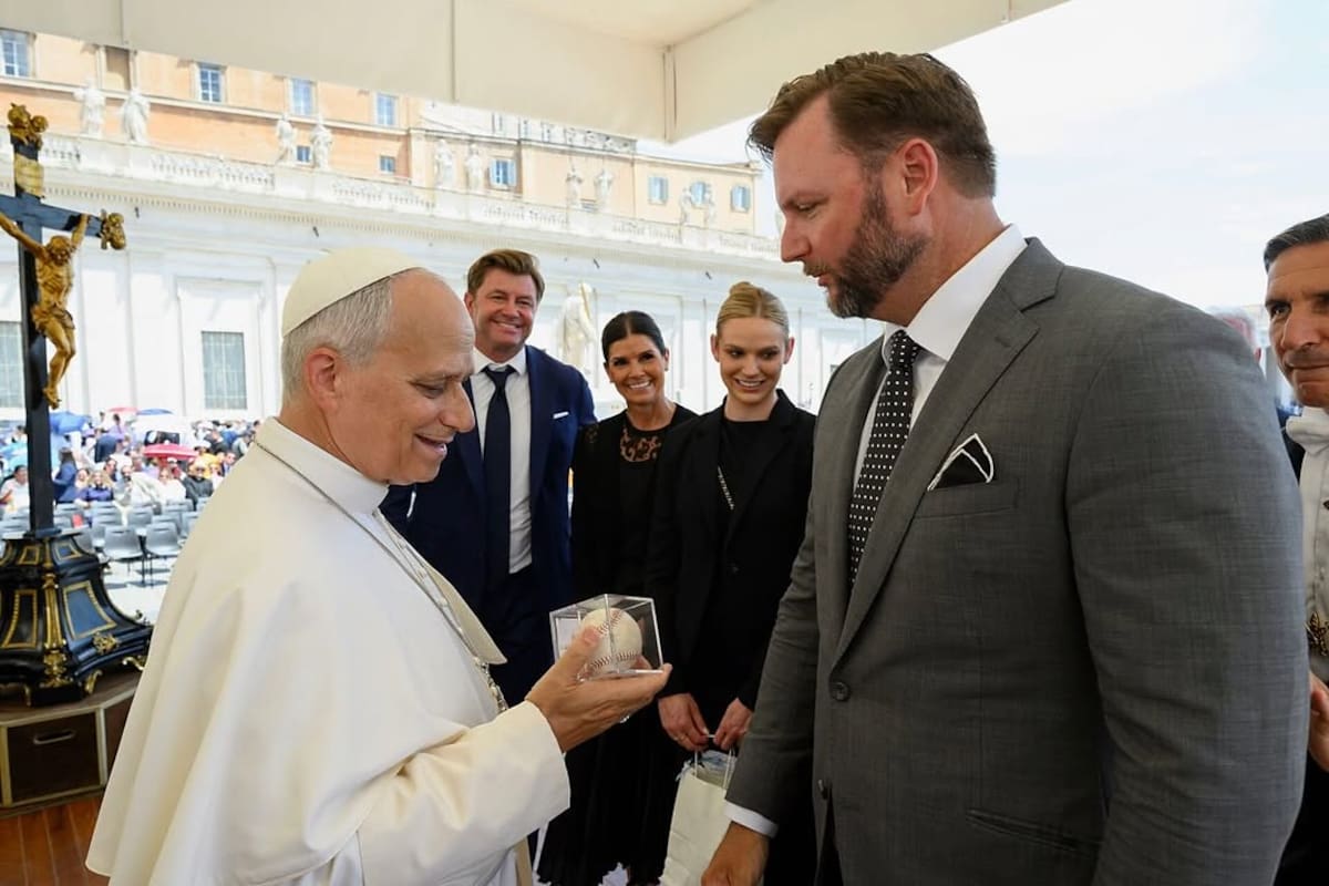 A.J. Pierzynski, exjugador de los White Sox, visitó al papa León XIV para regalarle la pelota del último out del Juego 1 de la Serie Mundial 2005, partido al que asistió el papa. (Foto: @aj_pierzynski_ft)