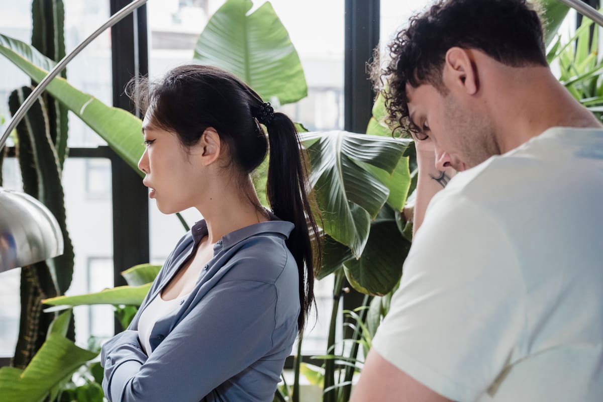¿Qué es el “mankeeping” y en qué consiste la carga emocional que está alejando a las mujeres del amor?