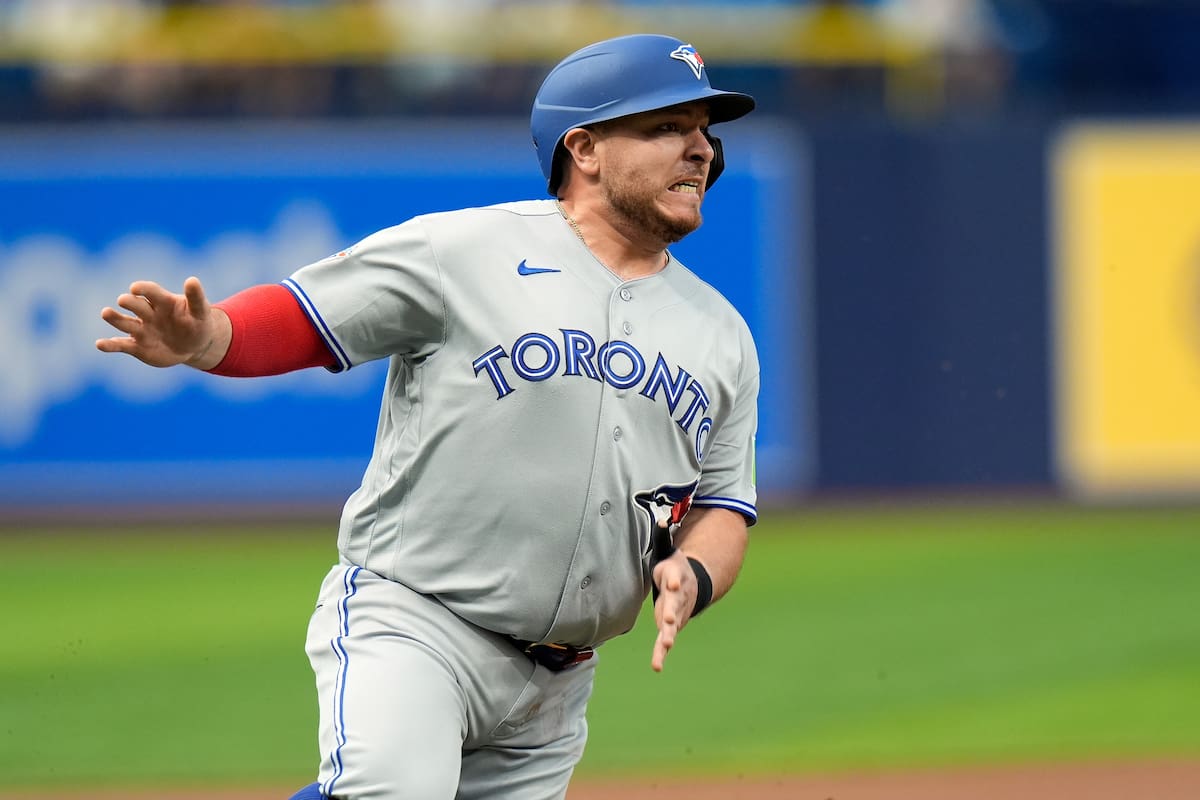 Alejandro Kirk de los Blue Jays de Toronto corre por la tercera base. (AP Photo/Chris O'Meara)