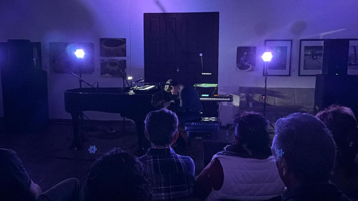 El artista presentó su nuevo álbum “Sistems” en el Museo Costumbrista de Sonora.
