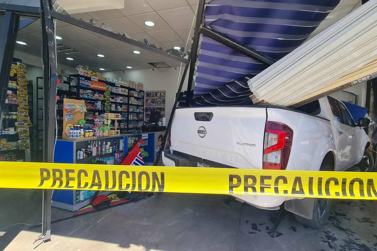Camioneta se estrella y se mete a farmacia en Hermosillo
