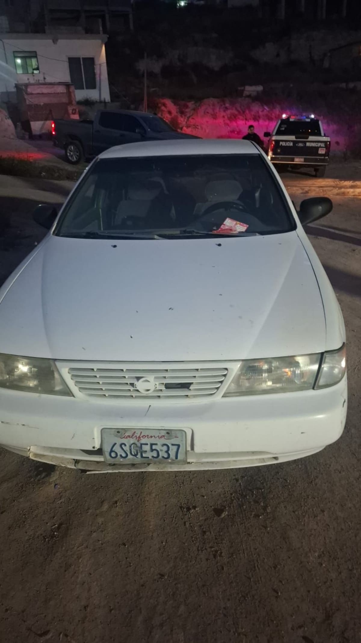 El auto presentaba daños en los vidrios posteriores y durante la inspección, los oficiales encontraron cinco cartuchos percutidos. Foto: Cortesía