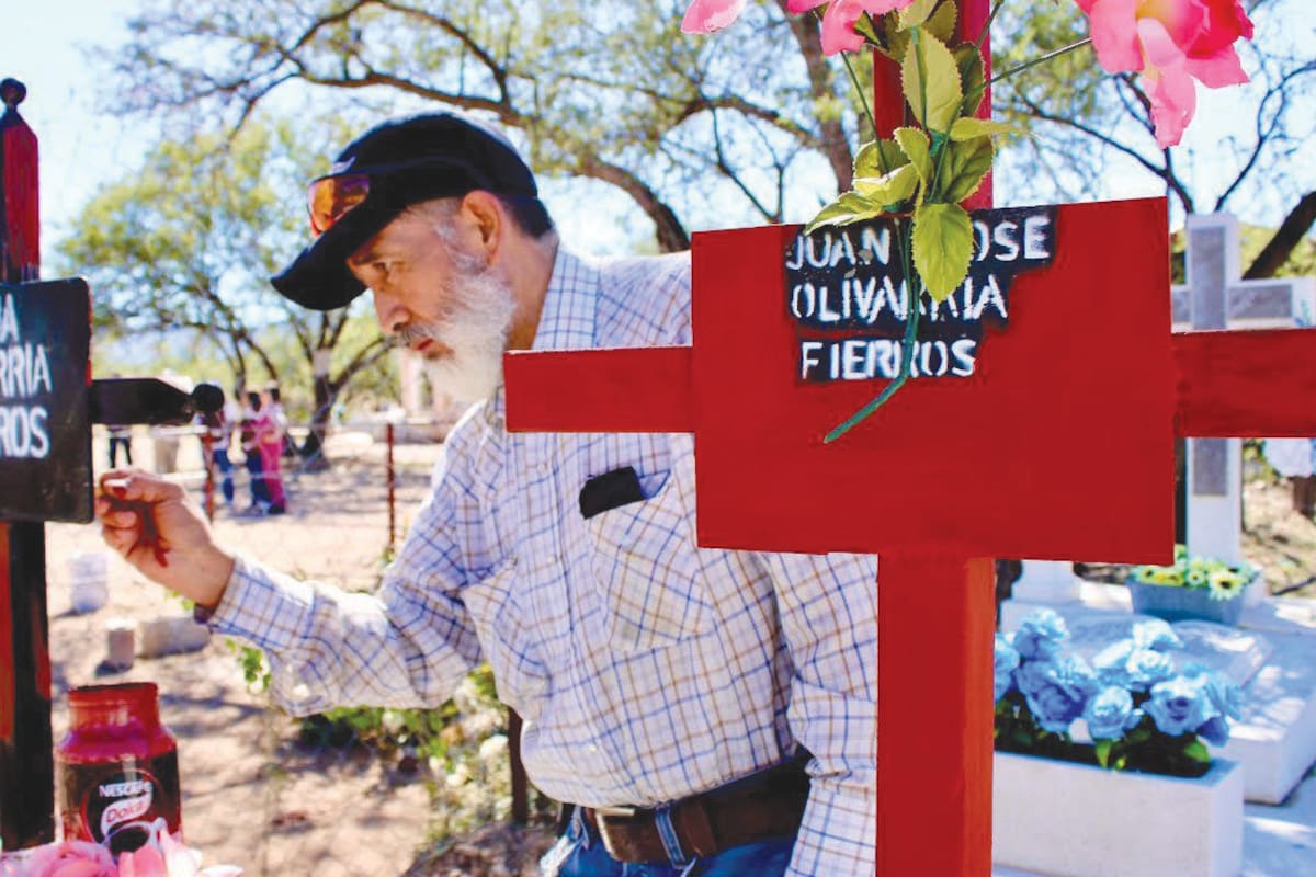 Visitas familiares marcan los días previos al Día de Muertos en los panteones de Nogales