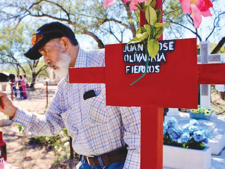 Visitas familiares marcan los días previos al Día de Muertos en los panteones de Nogales