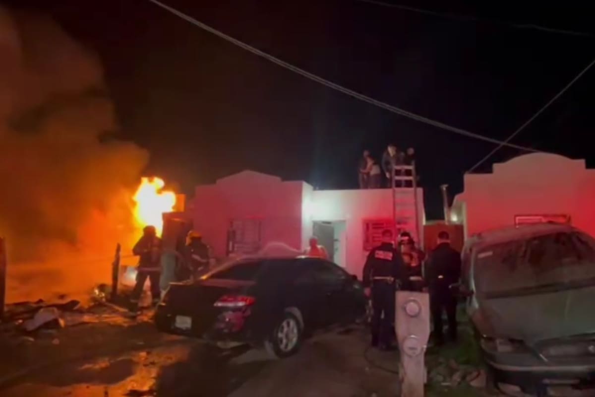 Policías salvan a pareja de incendio