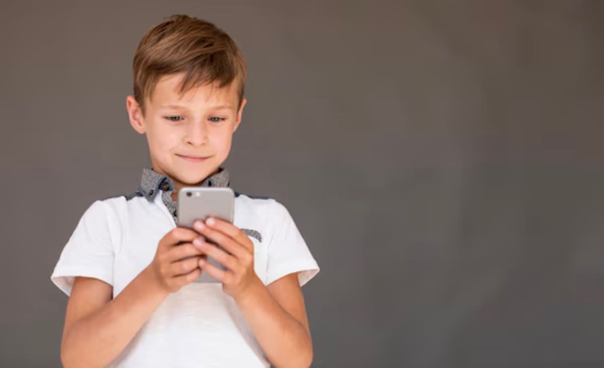Niño con celular. Imagen ilustrativa.