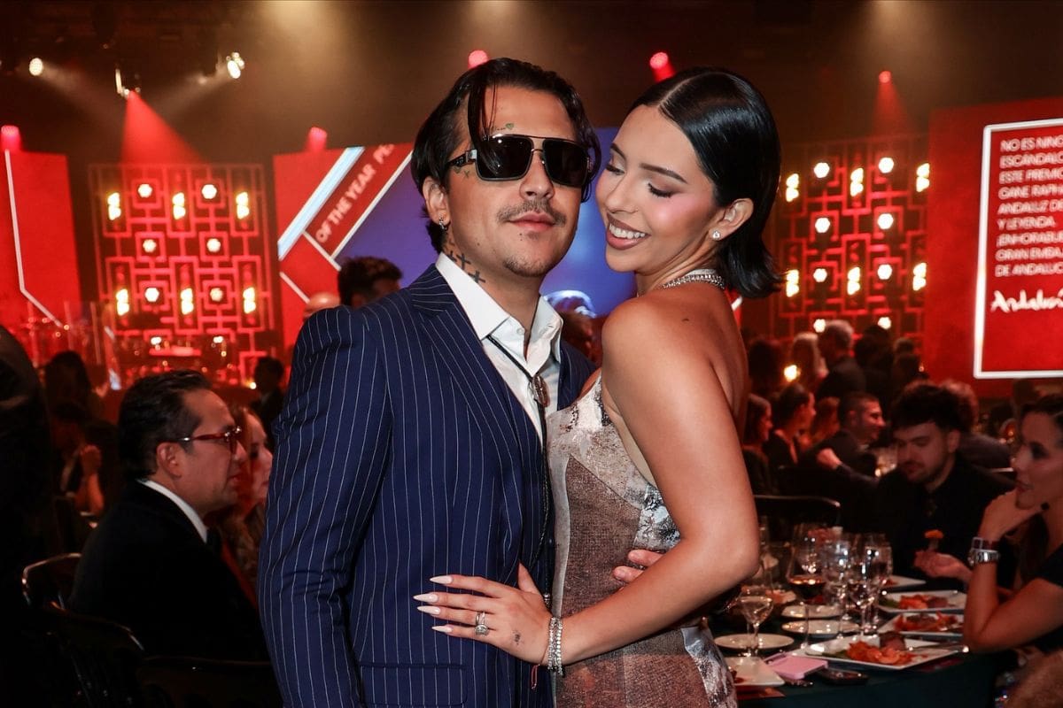 Christian Nodal y Ángela Aguilar posan muy enamorados en la alfombra roja de los Latin Grammy 2025
