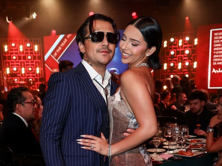 Christian Nodal y Ángela Aguilar posan muy enamorados en la alfombra roja de los Latin Grammy 2025