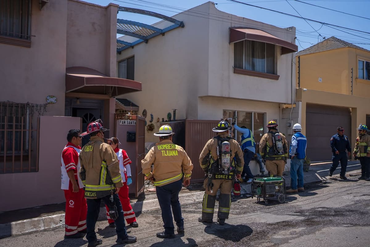 Una fuga de gas provocó un incendio en la colonia Camino Real, donde cinco viviendas fueron desalojadas de forma preventiva; un trabajador sufrió lesiones leves.
Fotos: Border Zoom.