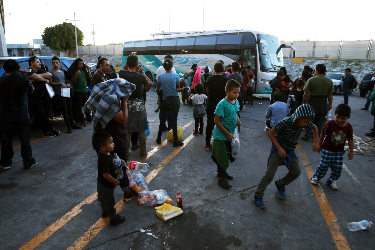 Abandonan en Monterrey a migrantes deportados de EU