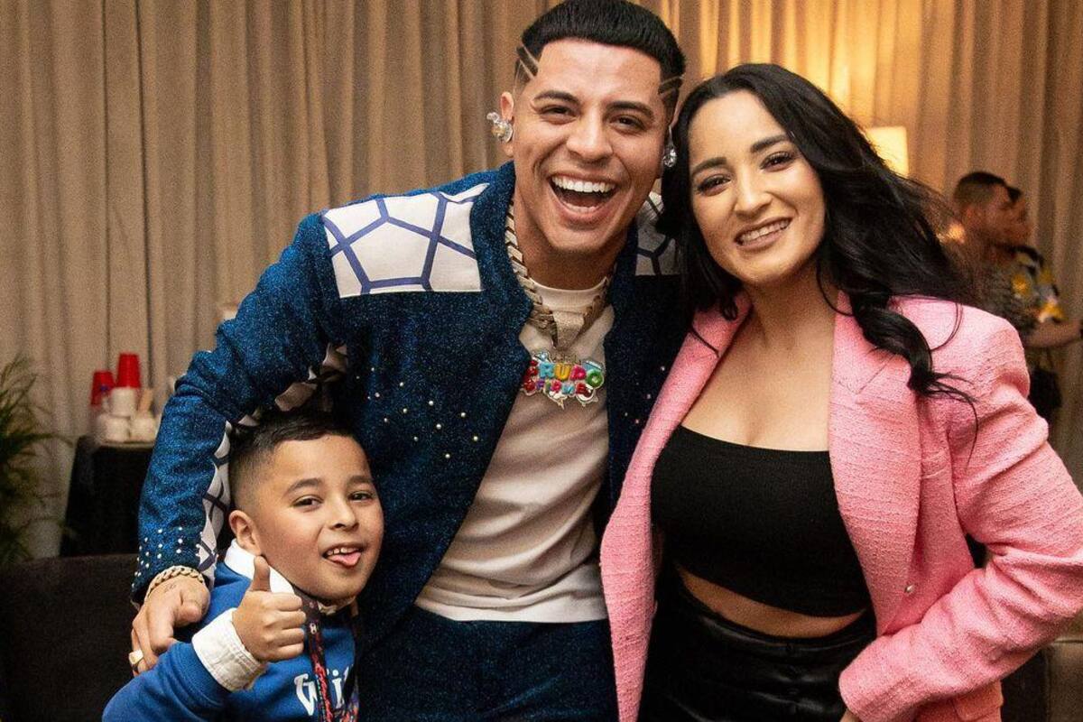 Eduin Caz pública romántica fotografía con su esposa en Washington
