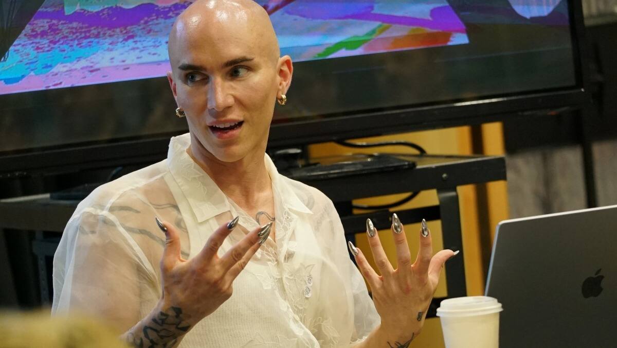 Sasha Velour es una ganadora de Drag Race, que crea y protagoniza producciones teatrales que se han presentado en teatros icónicos de Estados Unidos, Canadá, Europa, Australia y Sudamérica.