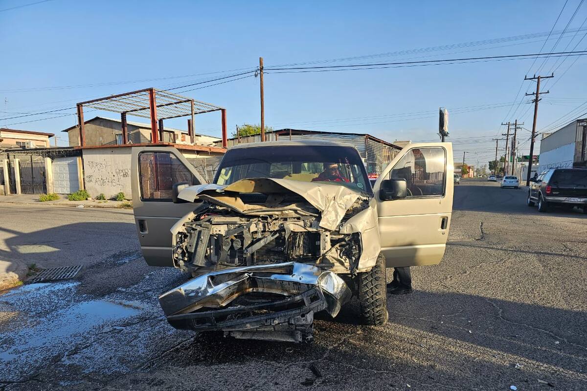 Provoca choque tras pasarse alto en la Lázaro Cárdenas