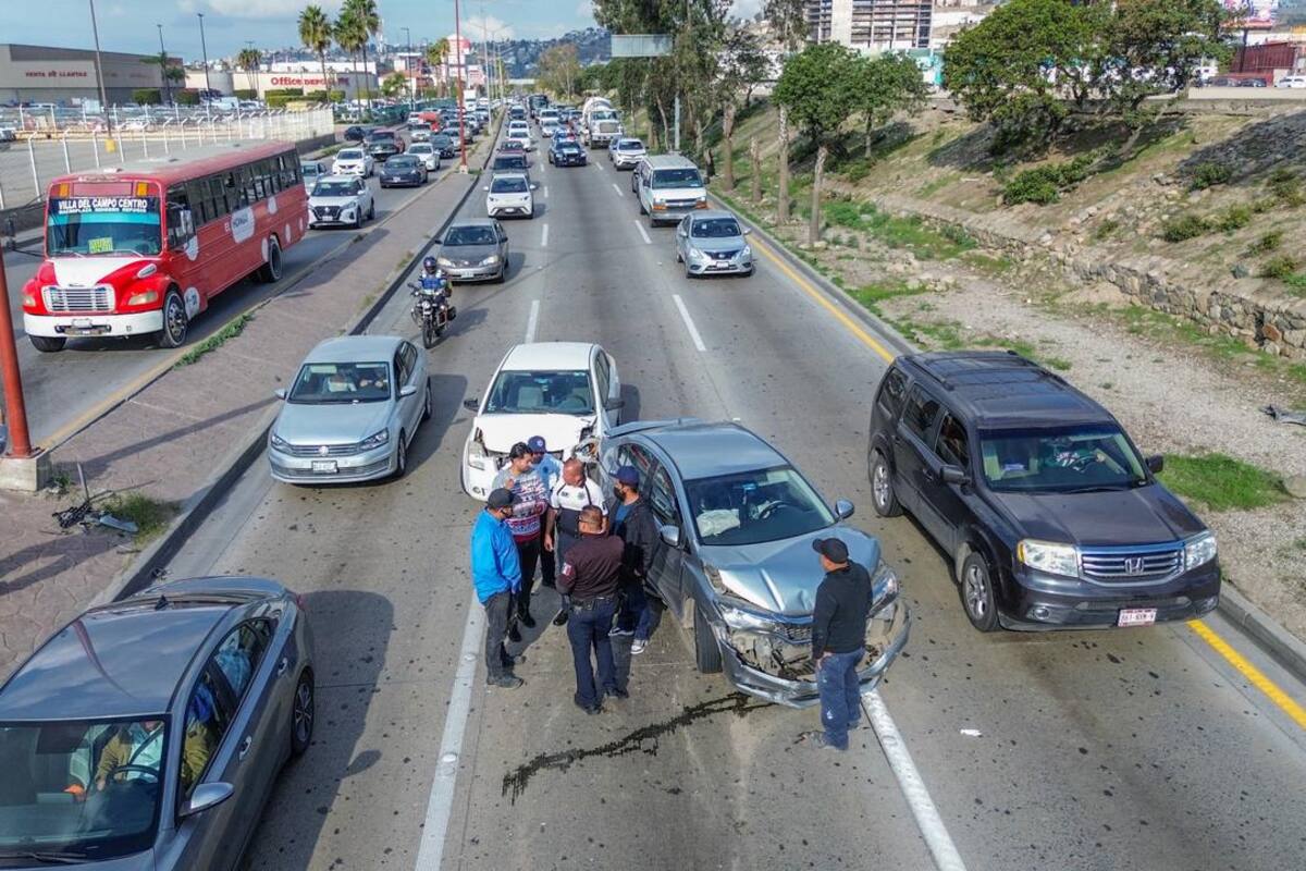 Choque múltiple en Vía Rápida Poniente deja una mujer lesionada