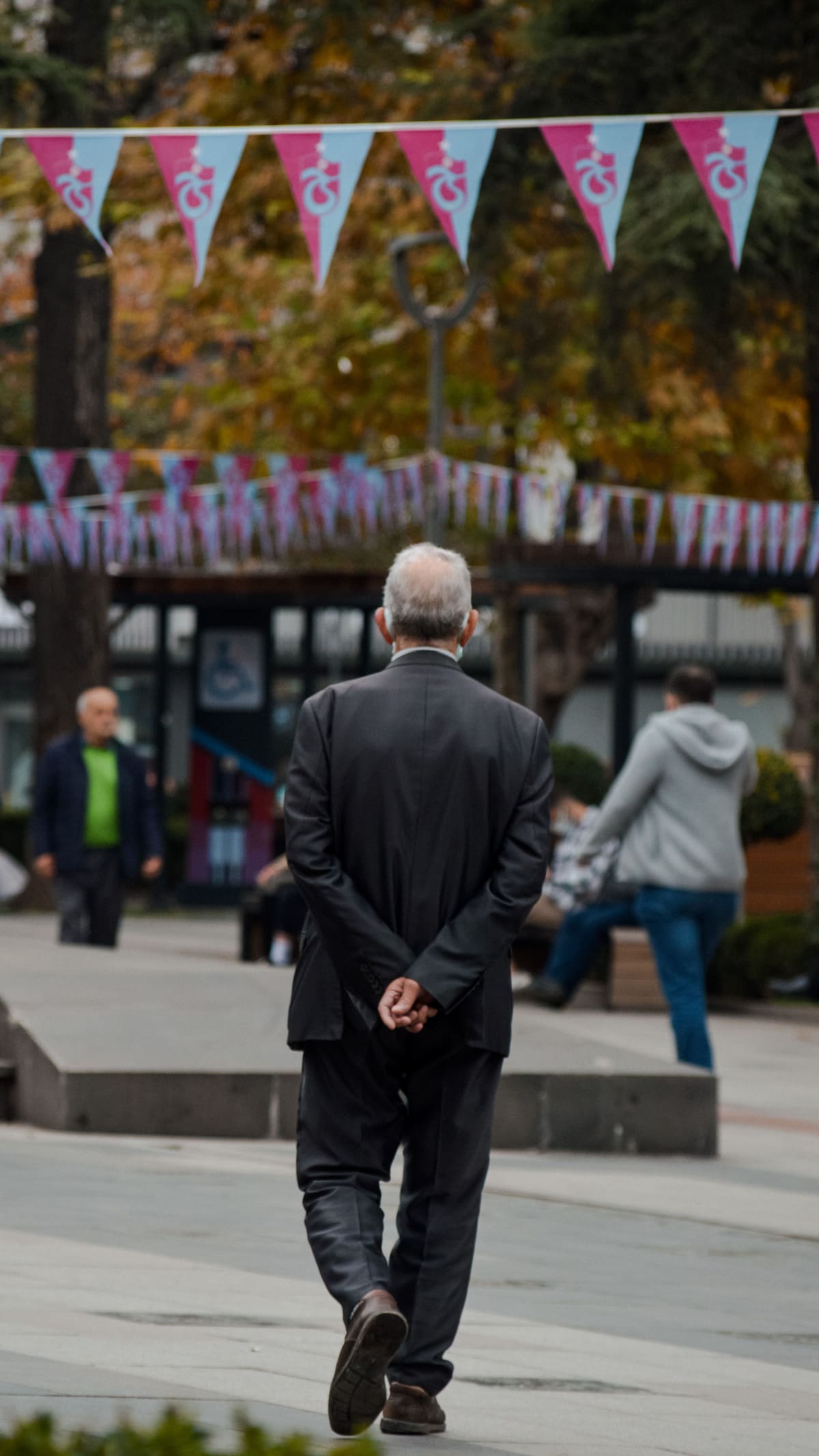 De acuerdo con los especialistas, el significado principal de llevar las manos atrás al caminar es la búsqueda de reflexión e introspección. | Pexels
