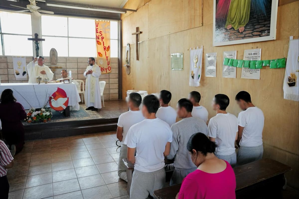 Realizan ceremonias de bautismo y primera comunión para jóvenes del centro de internamiento para adolescentes