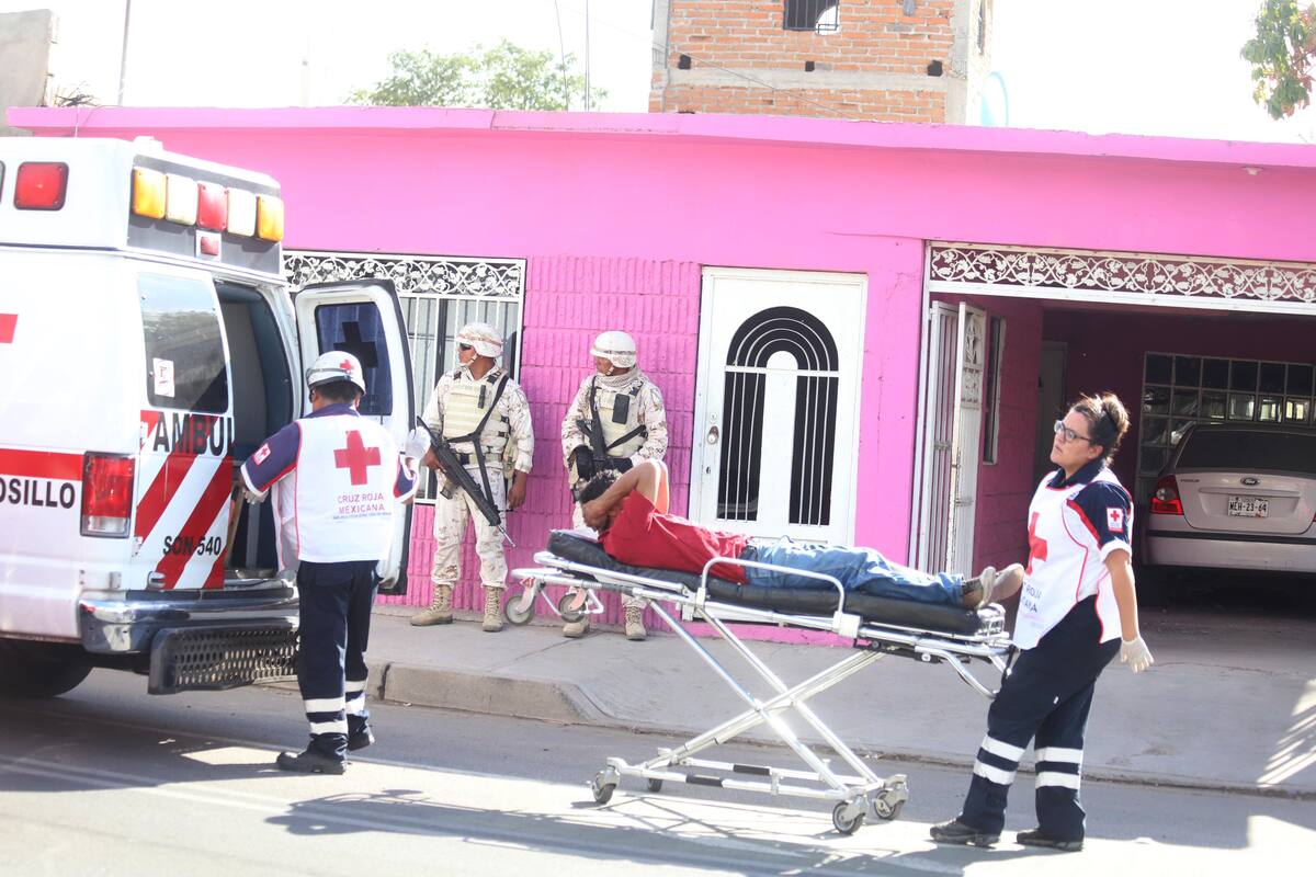 A balazos y cachazos hieren a un hombre