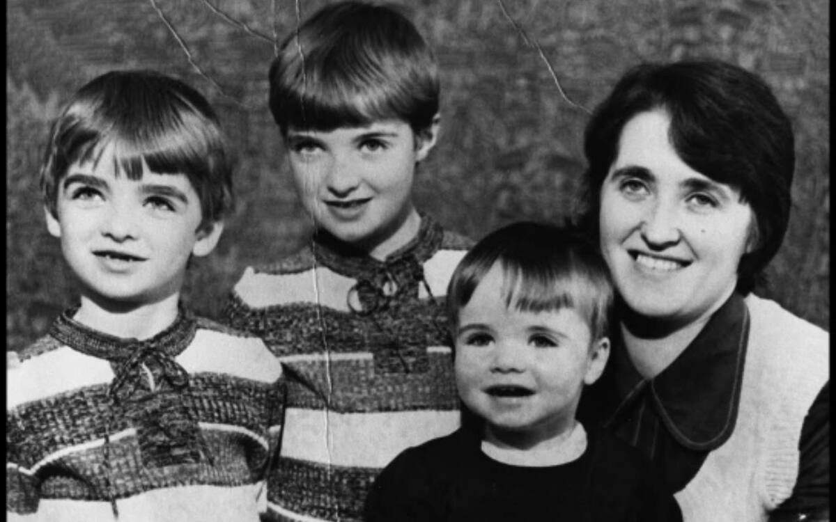 De izquierda a derecha: Noel, Liam, su hermano Paul Gallagher y Peggy Gallagher (Especial).