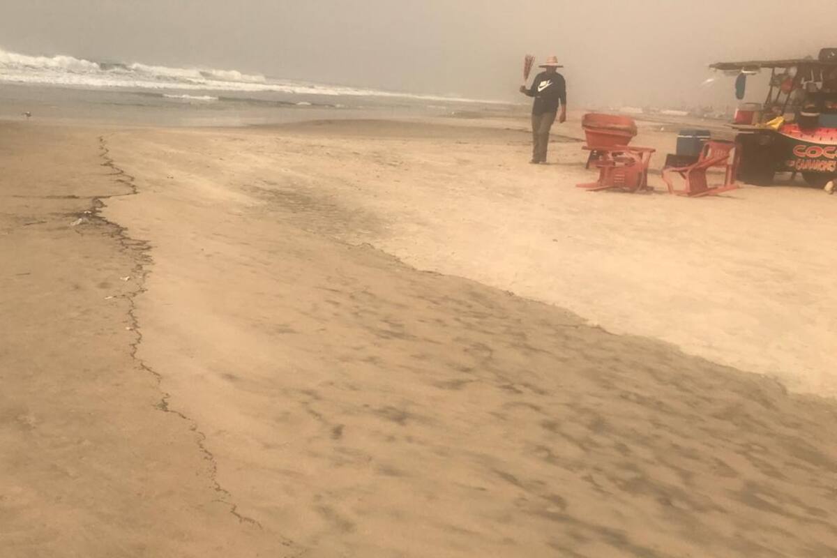 Cubre capa de humo y cenizas zona Centro de Rosarito