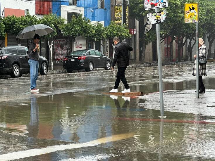 Encharcamientos dificultan el cruce peatonal en la Zona Centro tras lluvia