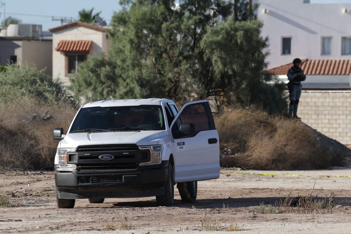 Encuentran encobijado con huellas de violencia en lote baldío