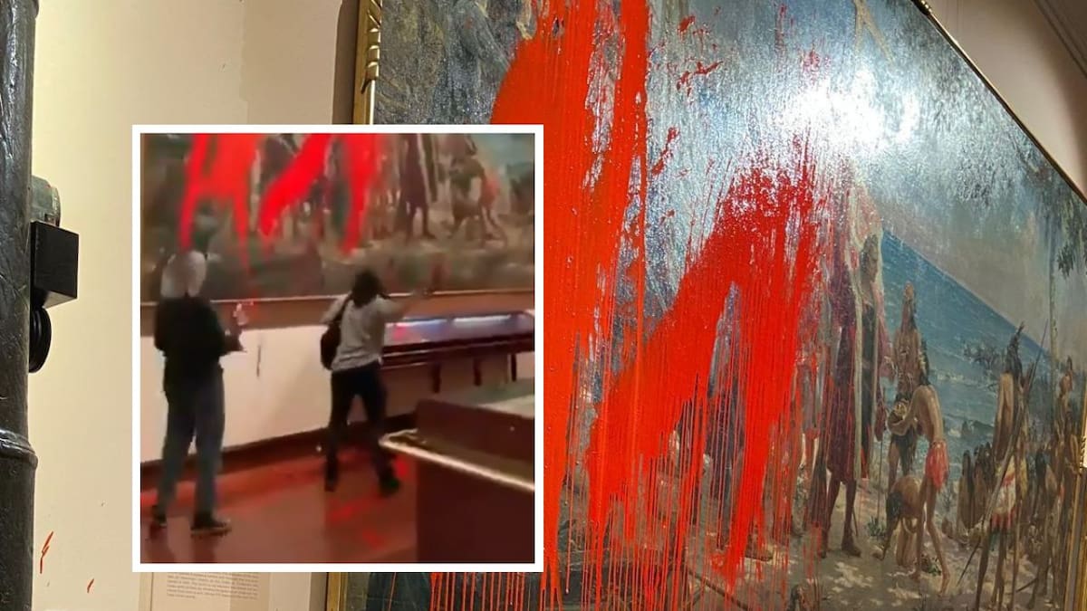 Vandalizan con pintura el cuadro “Primer homenaje a Colón” en el Museo Naval: activistas protestan contra el 12-O calificándolo como “celebración del genocidio”